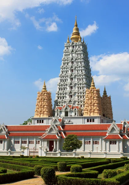 Temple en thailand sur le fond de texture ciel bleu . — Photo