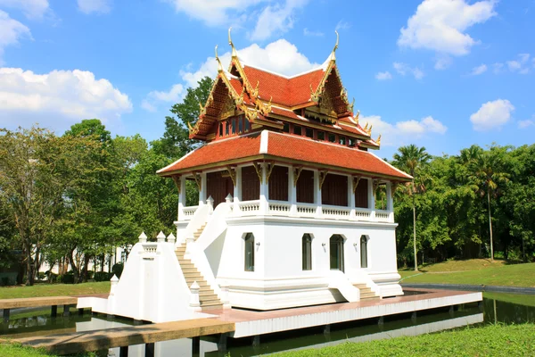 Templo em tailândia no céu azul textura fundo . — Fotografia de Stock