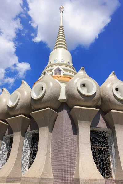 Templo en Tailandia en el fondo de textura del cielo azul . —  Fotos de Stock