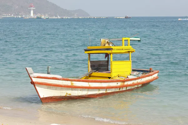 Träfiskebåt på stranden. — Stockfoto