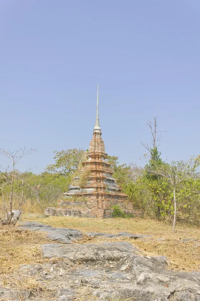 Estupa vermelha histórica na Tailândia, contra o céu azul — Fotografia de Stock