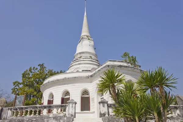 历史性的白色佛塔在泰国，对蓝蓝的天空 — 图库照片