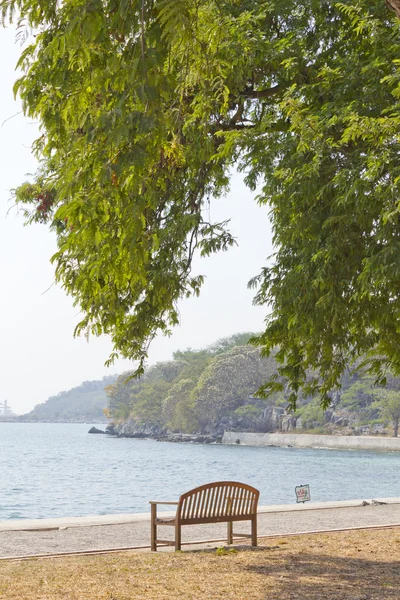 Sedia da giardino in legno vicino al mare — Foto Stock