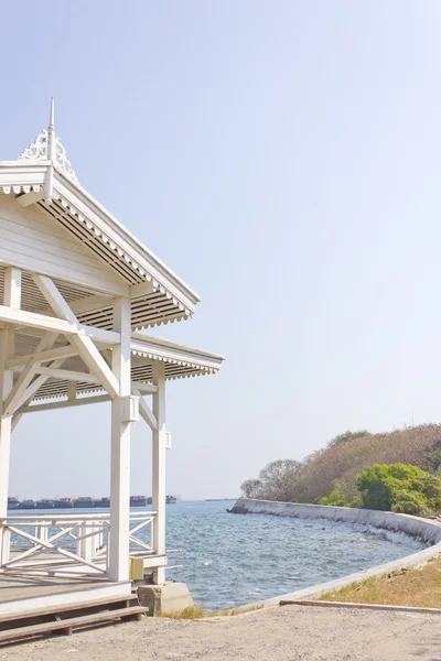 Trä pavilion på havet — Stockfoto