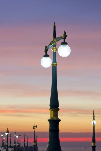 Luz de calle adornada contra en el fondo del cielo — Foto de Stock