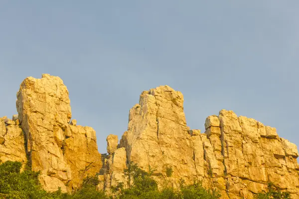 Falaise de montagne dans les montagnes de chonburi . — Photo