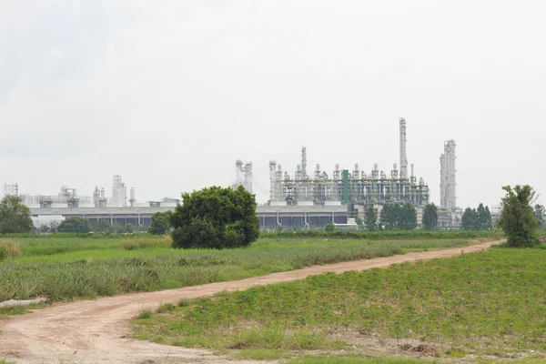 Дистилляция топлива нефтеперерабатывающего завода нефтехимической промышленности — стоковое фото