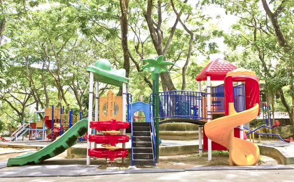 Une aire de jeux pour enfants colorée — Photo