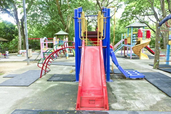 Un colorido parque infantil — Foto de Stock