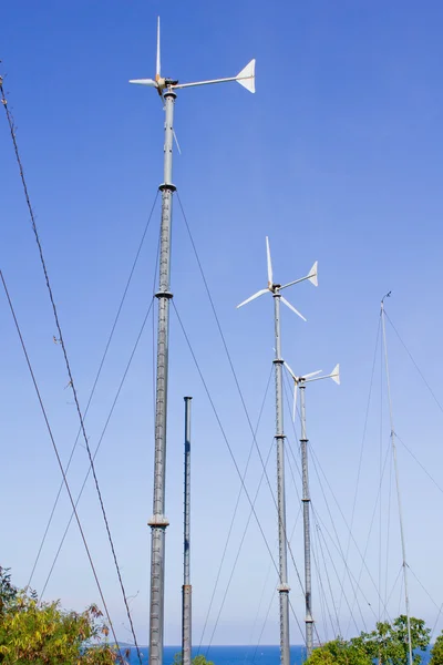 Serie di generatori eolici in chiaro sfondo cielo blu . — Foto Stock