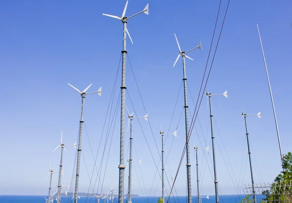 風力発電機のシリーズをオフに青空の背景. — ストック写真