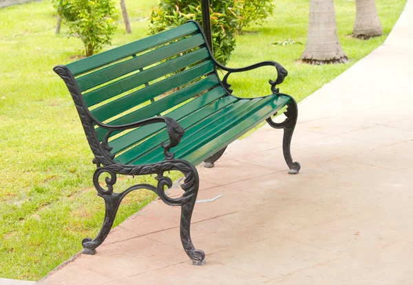Krzesło ogrodowe w piękny ogród — Zdjęcie stockowe