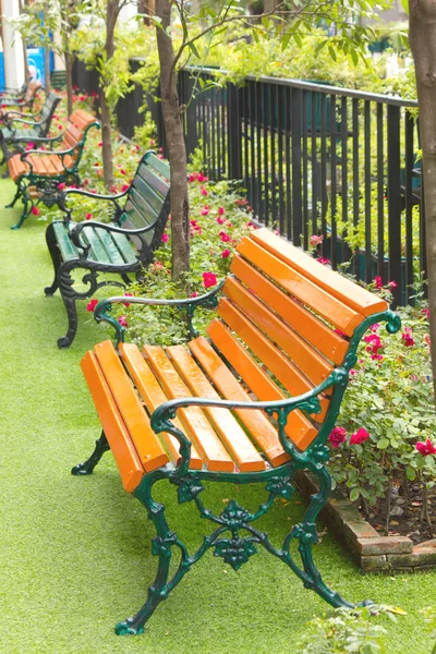 Chaise de jardin dans beau jardin — Photo