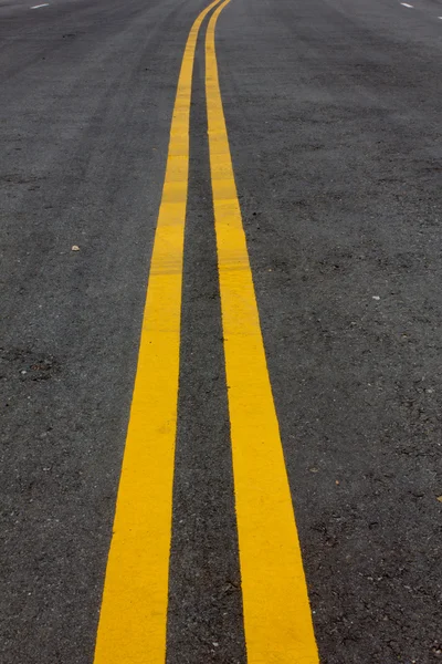 Marcação rodoviária - Linhas amarelas duplas — Fotografia de Stock