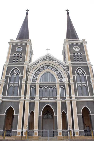 Iglesia Iglesia Católica en la provincia de Chantaburi con el telón de fondo de un hermoso cielo, Tailandia — Foto de Stock