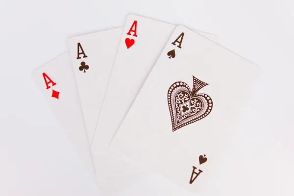 Jugar a las cartas mostrando cuatro ases con una carta en blanco — Foto de Stock