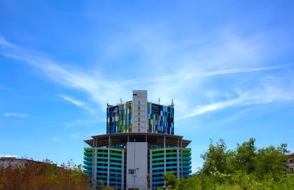 Duży budynek na tle błękitnego nieba — Zdjęcie stockowe