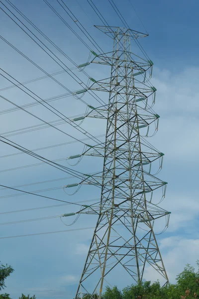 Башня электропередачи с кабелями — стоковое фото