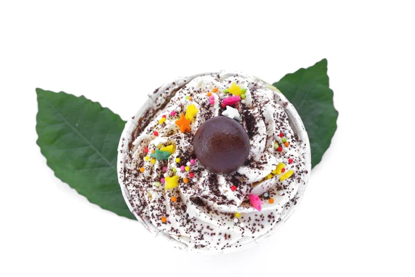 Bunte Cupcake-Auswahl auf Wihte — Stockfoto