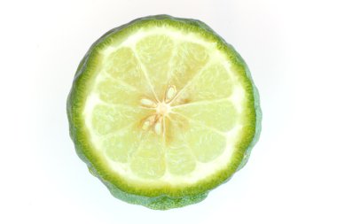 Beyaz arkaplanda limon izole edilmiş