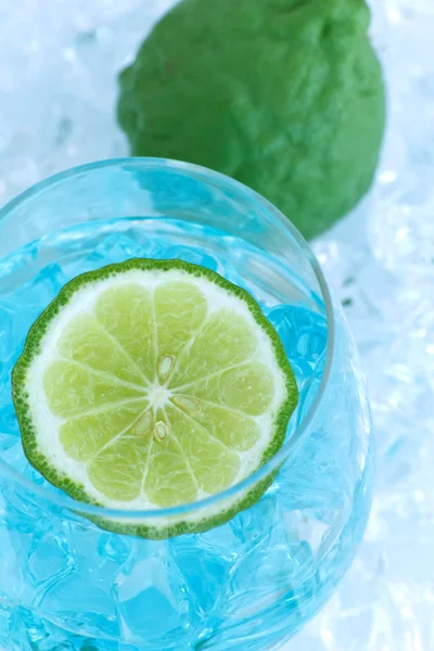 Стакан синего коктейля с лаймом на белом фоне — стоковое фото