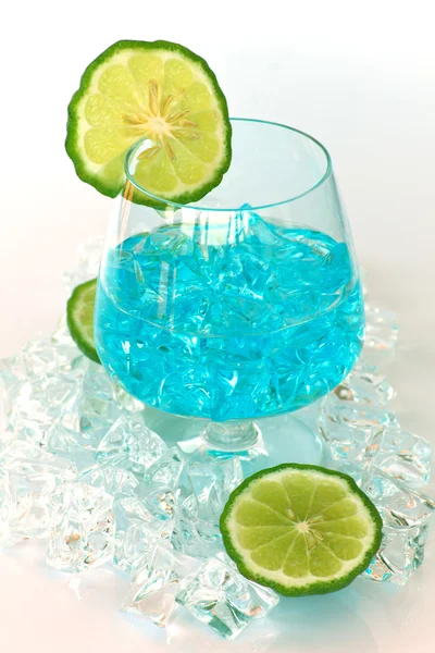 Kieliszek koktajlowy z limonki na białym tle niebieski — Zdjęcie stockowe