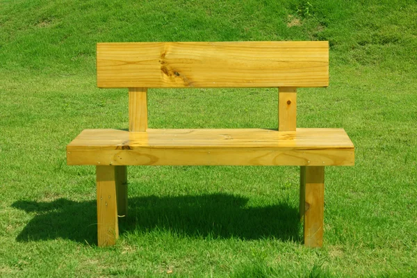 Piękne drewniane krzesło ogrodowe, ogród — Zdjęcie stockowe