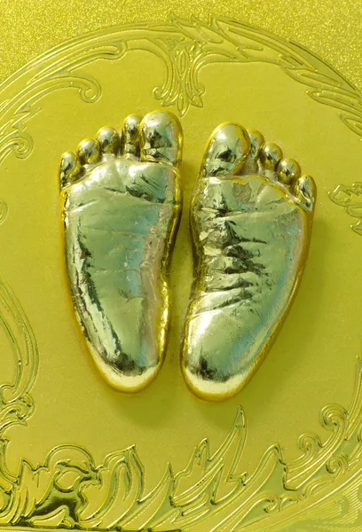Małe dziecko stopy złota wydruku w gipsie — Zdjęcie stockowe