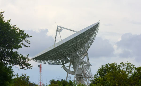 Telecommunications satellite dish and communications towers — Stock Photo, Image