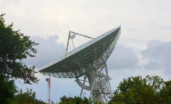 Telecomunicazioni paraboliche e torri di comunicazione — Foto Stock