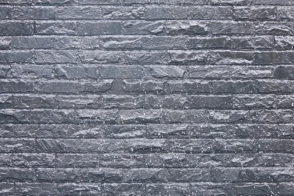 Kara taş su yüzüne doku tuğla duvar karosu — Stok fotoğraf