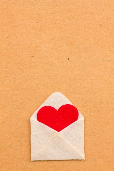 Любовне серце на старовинному паперовому тлі — стокове фото