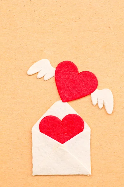 Corazón del amor sobre fondo de papel antiguo —  Fotos de Stock