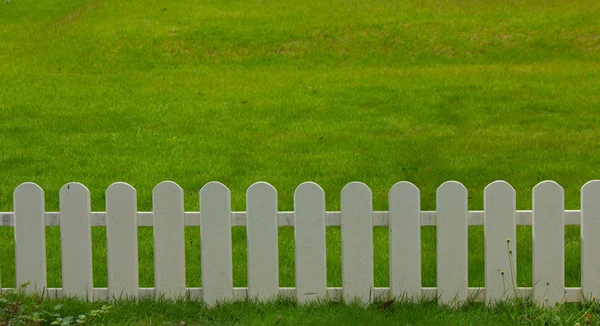 Wooden fence in the grass. — Stock Photo, Image