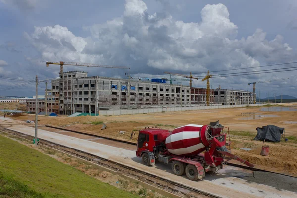 Mostra guindastes de construção e casa inacabada no skylin — Fotografia de Stock