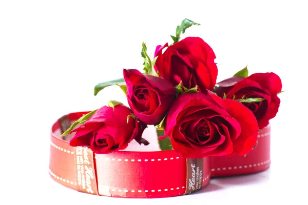 Rose rouge avec une boîte de coeur — Photo