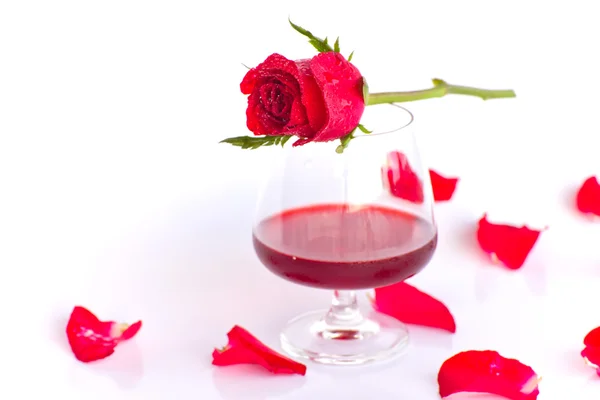 Rosa rossa con bicchiere di vino — Foto Stock