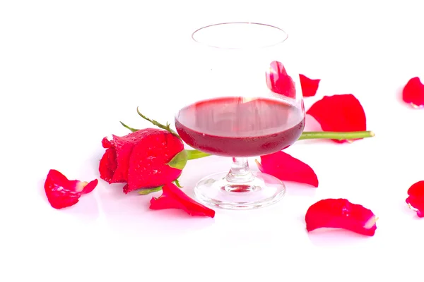 红玫瑰与葡萄酒杯 — 图库照片