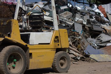 Forklift ve çelik hurda