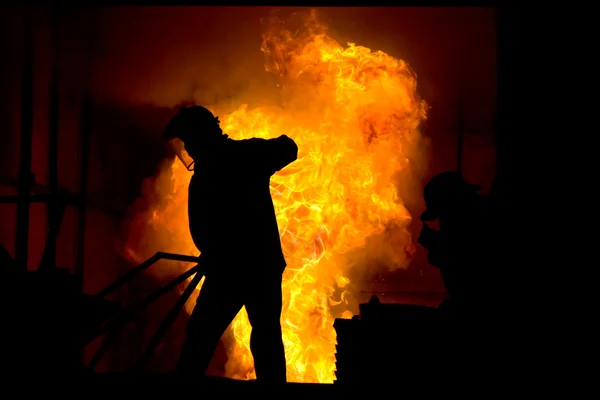 Hard werken in een gieterij, ijzer smelten — Stockfoto