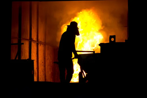 Hard werken in een gieterij, ijzer smelten — Stockfoto