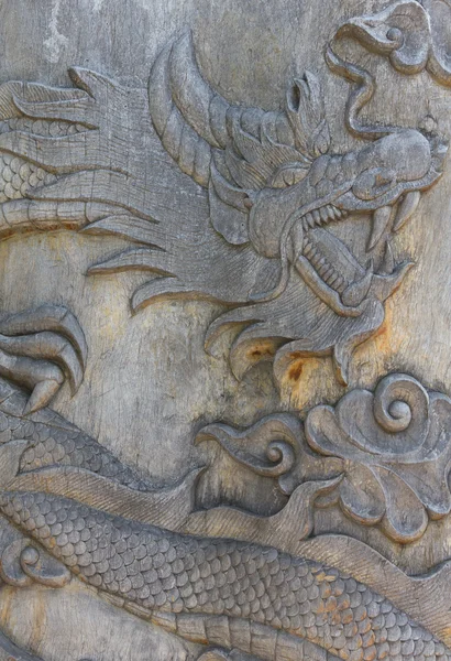 Східний дерев'яний дракон різьба — стокове фото