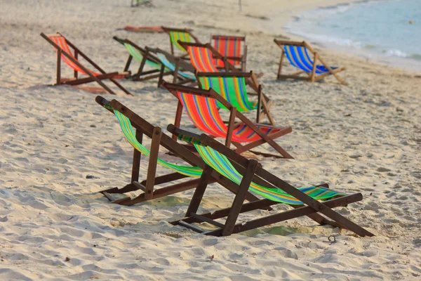 Kolorowe krzesła plażowe — Zdjęcie stockowe