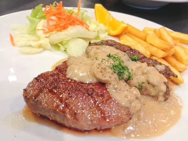 Steak grillé gastronomique dans une assiette — Photo