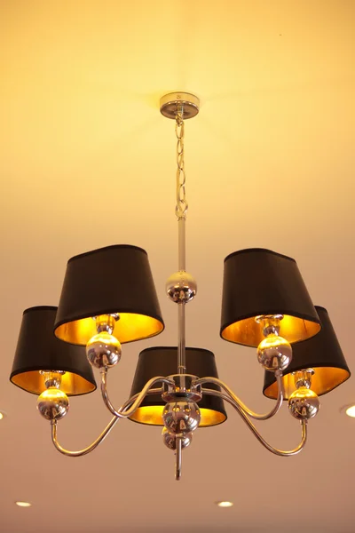 Moderne plafondlamp in een nieuw huis — Stockfoto