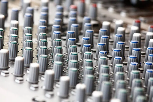 Mixer audio, colpo basso angolo con DOF poco profondo, utile per vari — Foto Stock