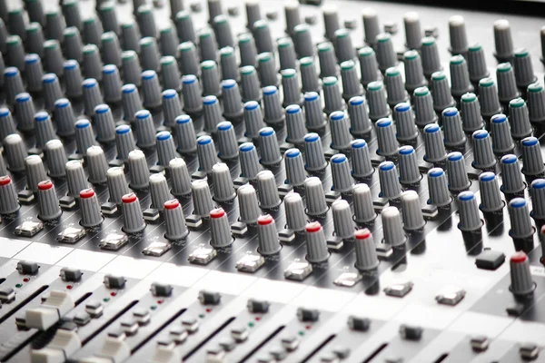 Mixer audio, colpo basso angolo con DOF poco profondo, utile per vari — Foto Stock