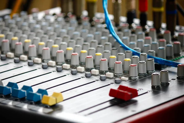 Mixer audio, colpo basso angolo con DOF poco profondo, utile per vari — Foto Stock