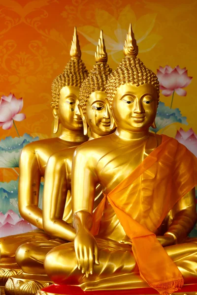 Sitzreihe des goldenen Buddha Statuts — Stockfoto