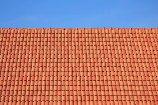 Mörk brunt tak mot blå himmel — Stockfoto